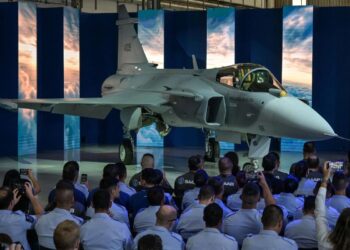 Süpersonik savaş uçağı Brezilya’da görücüye çıktı