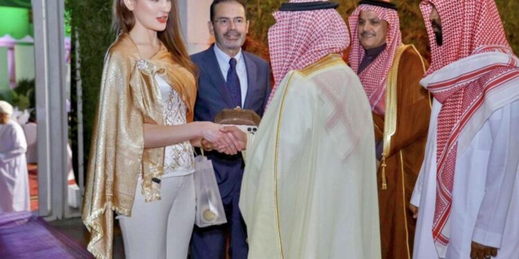 Büyükelçinin İftar Tercihi Sosyal Medyada Tartışıldı