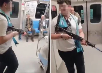 Oyuncak Silah Metrodaki İnsanları Paniklettirdi