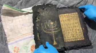 Evde Tarihi Eser Şoku! Altın İşlemeli Tılsım Kitabı Çıktı