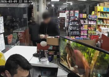 Küçük çocuğun koli bandıyla yaptığı dehşet