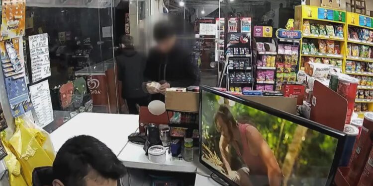 Küçük çocuğun koli bandıyla yaptığı dehşet