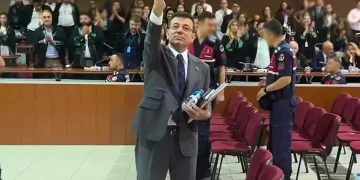 İBB davasında üçüncü gün “el sallama” tartışması