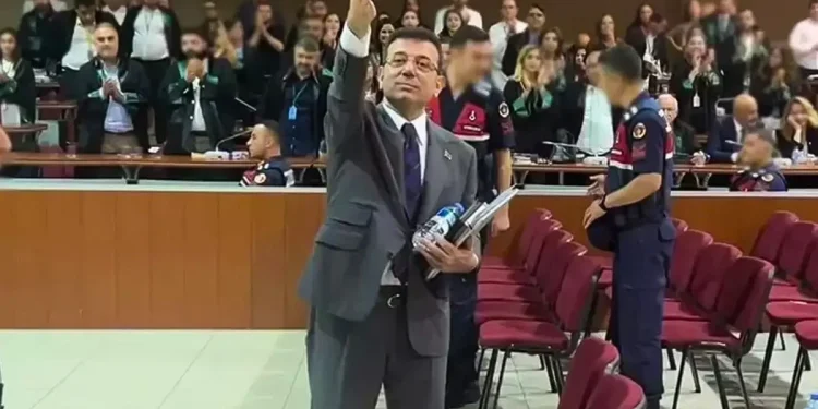 İBB davasında üçüncü gün “el sallama” tartışması