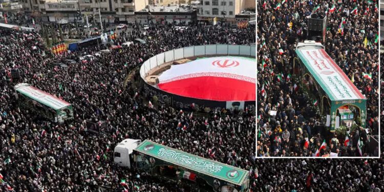 İran’dan dikkat çeken cenaze töreni, on binler akın etti