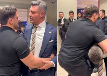 Sadettin Saran, Rıza Kayaalp’ı kaldırıp fırlatmaya çalıştı