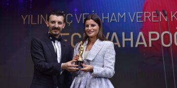 Tanju Menteş, Ece Vahapoğlu’na Ödülünü Takdim Etti