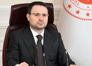 Diyarbakır’a giden Bakan Gürlek’in uçağı iniş yapamadı