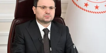 Diyarbakır’a giden Bakan Gürlek’in uçağı iniş yapamadı