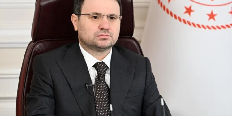 Diyarbakır’a giden Bakan Gürlek’in uçağı iniş yapamadı