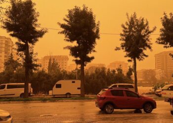 Türkiye’de çöl tozu alarmı: Bazı illerde göz gözü görmüyor