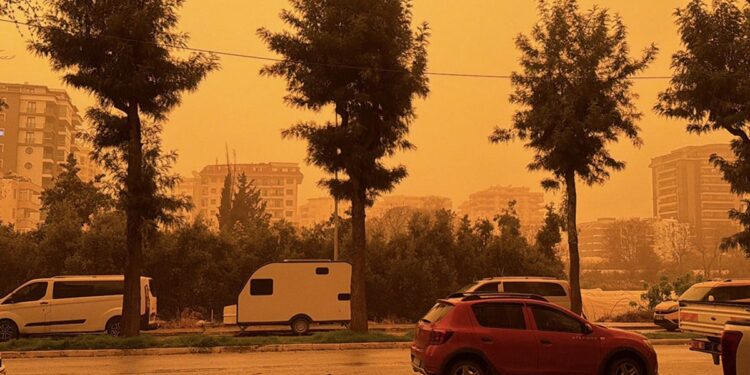 Türkiye’de çöl tozu alarmı: Bazı illerde göz gözü görmüyor