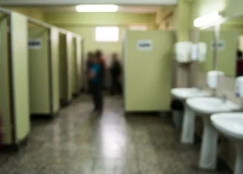 Tuvalette silah ve tehdit notu paniğe neden oldu