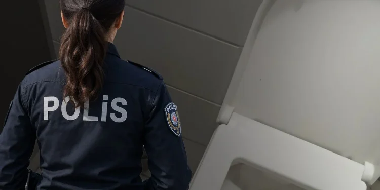 Kadın Polis Tuvalette Gizli Kayıt Yaptı, Olay Gündem Oldu