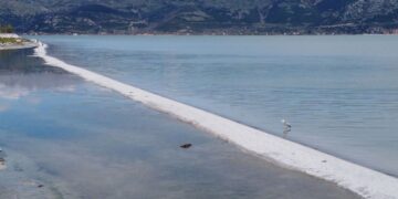 Eğirdir Gölü’nde ortaya çıkan doğal patika şaşırttı