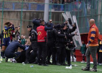 Fenerbahçe maçında çirkin saldırı, polis araya girdi