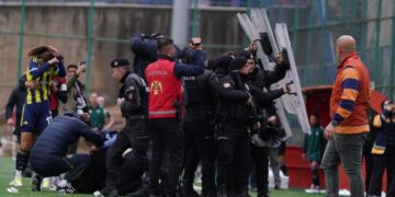 Fenerbahçe maçında çirkin saldırı, polis araya girdi