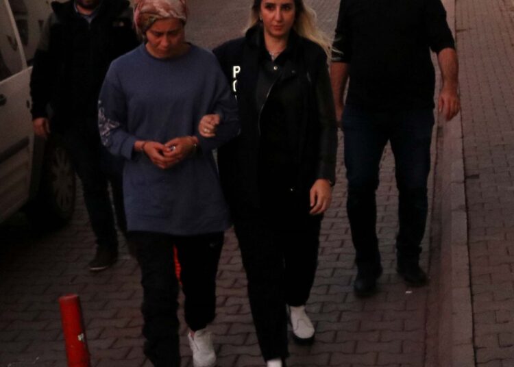 Şiddet gören kadının cezası bozuldu