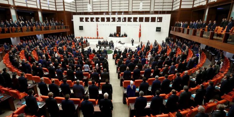 Doğum izni ve sosyal medya düzenlemesi kabul edildi