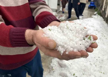Refahiye’de Dolu Yağışı Kısa Süreli Etki Yaptı