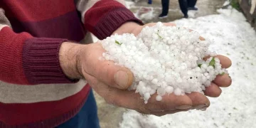 Refahiye’de Dolu Yağışı Kısa Süreli Etki Yaptı