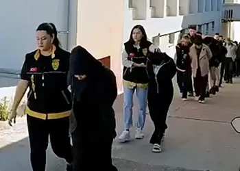 Kamu görevlisi gibi davranıp milyonlar çaldılar