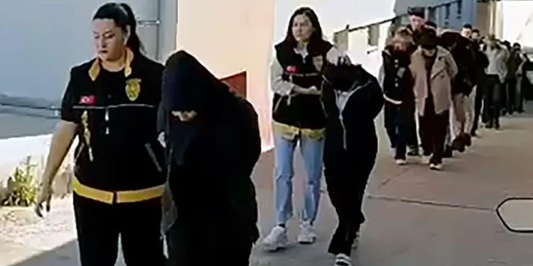 Kamu görevlisi gibi davranıp milyonlar çaldılar