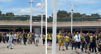Fenerbahçe tribünlerinden dikkat çeken tezahürat