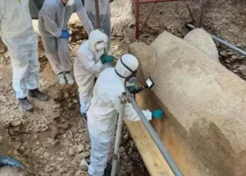 3 metre derinlikteki 5 tonluk lahitten bakın neler çıktı!