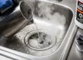 Lavabo açıcı bomba gibi patladı: 6 kişi yaralandı 