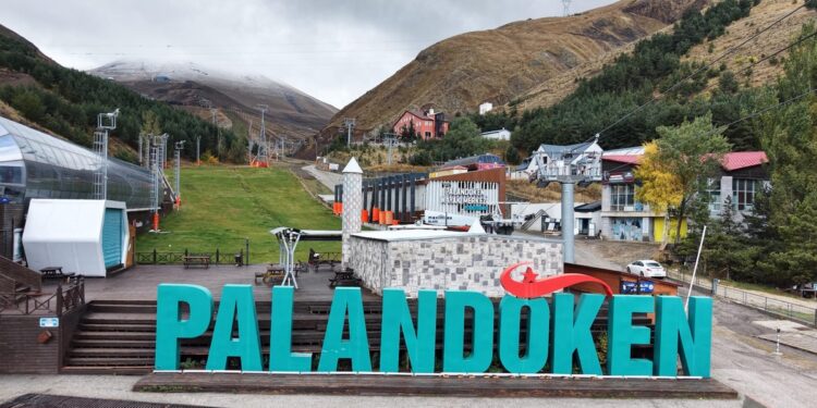Erzurum’da Palandöken Dağı’nın 2 bin 600 rakımdan itibaren zirvesi karla kaplandı
